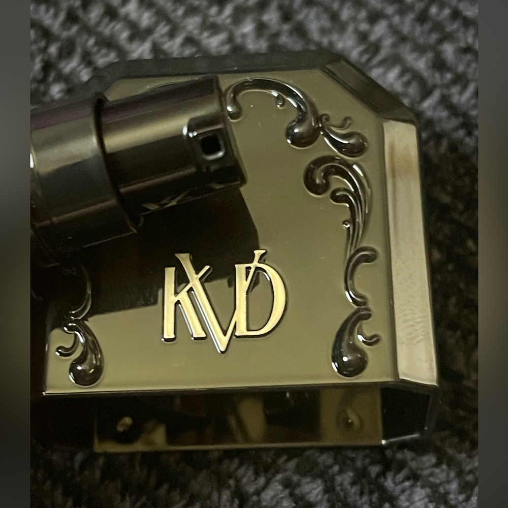 KVD Good Apple Tan 060 Full-Coverage Transfer-Proof Serum Foundation - Picture 4 of 6